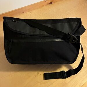 Chrome Simple Medium Messenger Bag 15L